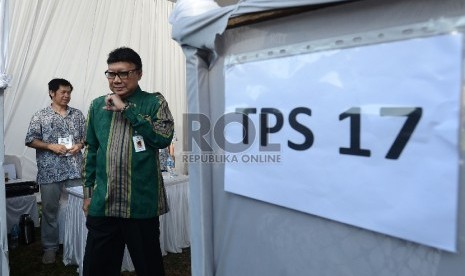  Menteri Dalam Negeri Tjahjo Kumolo meninjau TPS 17, Tangerang Selatan, Rabu (9/12).  (Republika/Raisan Al Farisi)