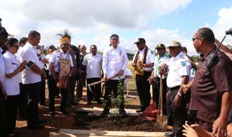 Menteri Dalam Negeri Tjahjo Kumolo menjadi saksi dalam prsoes perdamaian adat di Maybrat, Papua