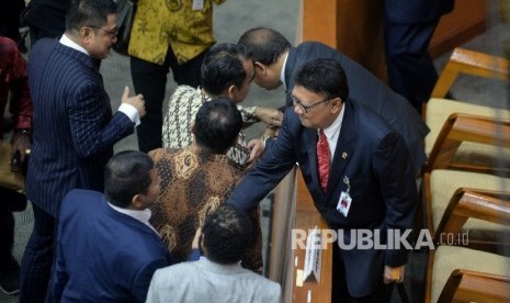 Menteri Dalam Negeri Tjahjo Kumolo menyalami anggota dewan usai Rapat Paripurna pengesahan UU Ormas di Kompleks Parlemen, Senayan, Jakarta, Selasa (24/10).