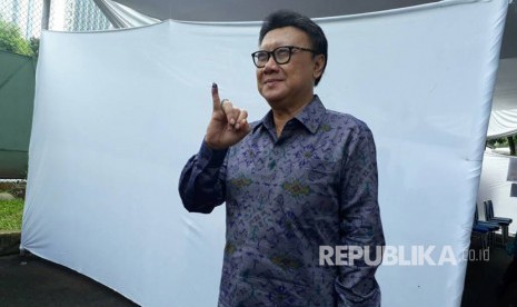 Menteri Dalam Negeri Tjahjo Kumolo menyalurkan hak pilih di TPS 01 Kelurahan Senayan, Jakarta Selatan. Kemendagri memastikan seluruh warga DKI dapat menggunakan hak pilih.