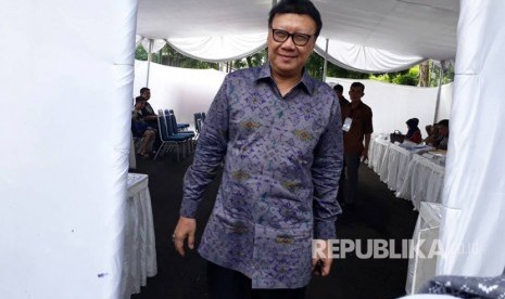 Menteri Dalam Negeri Tjahjo Kumolo menyalurkan hak pilih di TPS 01 Kelurahan Senayan, Jakarta Selatan. Kemendagri memastikan seluruh warga DKI dapat menggunakan hak pilih.