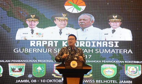 Menteri Dalam Negeri Tjahjo Kumolo menyampaikan arahan di hadapan para peserta Rapat Koordinasi Gubernur se-Sumatera tahun 2017 di Jambi, Senin (9/10). 