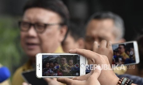 Menteri Dalam Negeri Tjahjo Kumolo menyampaikan keterangan saat tiba di Gedung Merah Putih Komisi Pemberantasan Korupsi (KPK), Jakarta, Senin (26/2).