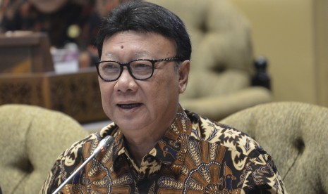 Menteri Dalam Negeri Tjahjo Kumolo menyampaikan pendapat saat rapat kerja dengan Komisi II DPR di gedung parlemen, Senayan Jakarta, Kamis (20/6/2019). 