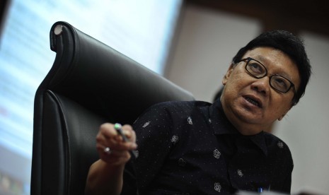 Menteri Dalam Negeri Tjahjo Kumolo menyampaikan pernyataan pers tentang kebijakan dan agenda prioritas Kemendagri pada tahun 2015 dan 2016 di Kantor Pusat Kemendagri, Jakarta, Selasa (6/1).