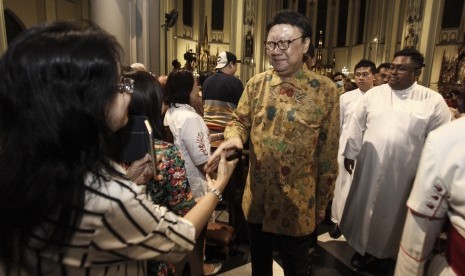 Menteri Dalam Negeri Tjahjo Kumolo menyapa jemaat gereja saat meninjau misa Malam Natal di Gereja Katedral, Jakarta, Minggu (24/12). Peninjauan tersebut dilakukan guna memastikan pengamanan malam Natal di sejumlah gereja di Jakarta.