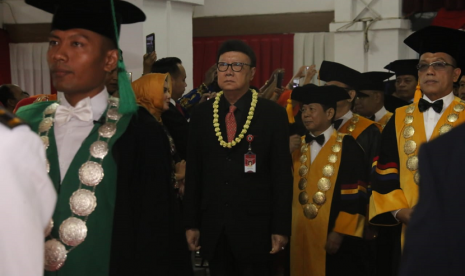 Menteri Dalam Negeri Tjahjo Kumolo saat hadir dalam Sidang senat terbuka wisuda Institut Pemerintahan Dalam Negeri, di Kampus IPDN Jatinangor, Sumedang, Senin (5/8).  