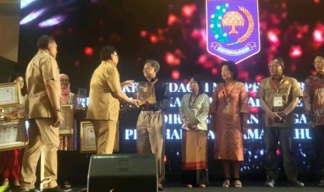 Menteri Dalam Negeri, Tjahjo Kumolo, saat memberikan Penghargaan Ormas 2018 kepada Ketua MDMC, Budi Setiawan.