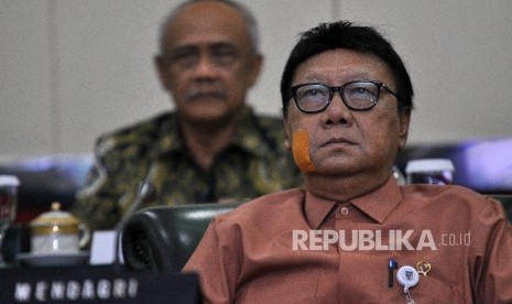 Menteri Dalam Negeri Tjahjo Kumolo saat menghadiri penandatanganan nota kesepahaman mengenai dana desa di Mabes Polri, Jakarta, Jumat (20/10)