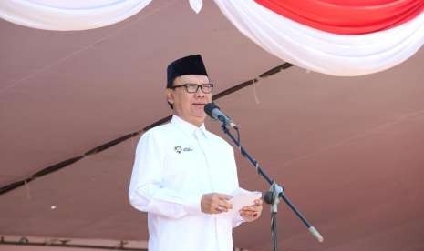 Menteri Dalam Negeri Tjahjo Kumolo saat menjadi Inspektur Upacara dalam rangka Hari Ulang Tahun BNPP ke-8 di Lapangan Kota Atambua, Kabupaten Belu, NTT