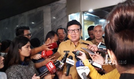 Menteri Dalam Negeri Tjahjo Kumolo sesaat sesaat sebelum rapat pengambilan tingkat I pembahasan Peraturan Pemerintah Pengganti Undang-undang (Perppu) tentang Ormas di Kompleks Parlemen, Senayan, Jakarta pada Senin (23/10).