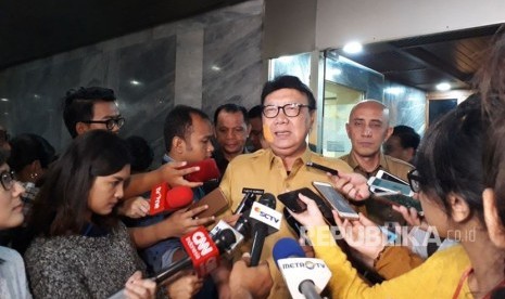 Menteri Dalam Negeri Tjahjo Kumolo sesaat sesaat sebelum rapat pengambilan tingkat I pembahasan Peraturan Pemerintah Pengganti Undang-undang (Perppu) tentang Ormas di Kompleks Parlemen, Senayan, Jakarta pada Senin (23/10).