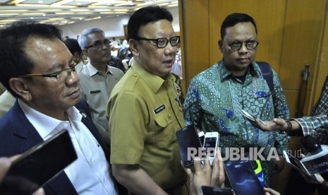 Menteri Dalam Negeri Tjahjo Kumolo (tengah) didampingi Ketua Panitia Khusus (Pansus) RUU Pemilu Lukman Edy (kanan) dan Anggota Panitia Khusus (Pansus) Rufinus Hutauruk (kiri) memberikan keterangan kepada awak media seusai rapat kerja dengan Pansus RUU Pemilu di Gedung DPR, Senayan, Jakarta, Senin (10/7) malam. 