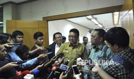 Menteri Dalam Negeri Tjahjo Kumolo (tengah) didampingi Ketua Panitia Khusus (Pansus) RUU Pemilu Lukman Edy (kanan) dan Anggota Panitia Khusus (Pansus) Rufinus Hutauruk (kiri) memberikan keterangan kepada awak media seusai rapat kerja dengan Pansus RUU Pemilu di Gedung DPR, Senayan, Jakarta, Senin (10/7) malam.