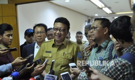 Menteri Dalam Negeri Tjahjo Kumolo (tengah) didampingi Ketua Panitia Khusus (Pansus) RUU Pemilu Lukman Edy (kanan) dan Anggota Panitia Khusus (Pansus) Rufinus Hutauruk (kiri) memberikan keterangan kepada awak media seusai rapat kerja dengan Pansus RUU Pemilu di Gedung DPR, Senayan, Jakarta, Senin (10/7) malam.