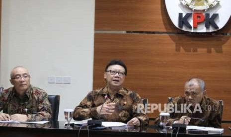 Menteri Dalam Negeri Tjahjo Kumolo (tengah), Ketua KPK Agus Rahardjo (kanan), dan Kepala Badan Kepegawaian Negara (BKN) Bima Haria Wibisana (kiri) memberikan konferensi pers terkait penegakan hukum di lingkungan aparatur sipil negara (ASN) di gedung KPK, Jakarta, Selasa (4/9). 