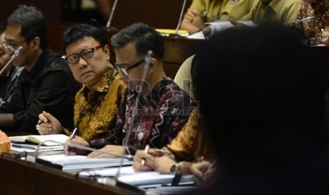 Menteri Dalam Negeri Tjahjo Kumolo (tengah) mengikuti Rapat Kerja dengan Komisi II DPR RI di Komplek Parlemen Senayan, Jakarta, Selasa (23/6).