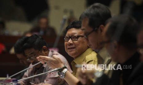 Menteri Dalam Negeri Tjahjo Kumolo (tengah) mengikuti rapat kerja dengan Komisi II DPR RI di Kompleks Parlemen, Senayan, Jakarta, Senin (29/2). (Republika/Rakhmawaty La'lang)