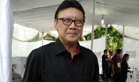 Menteri Dalam Negeri, Tjahjo Kumolo usai mencoblos di TPS 01 Kompleks Menteri Widya Chandra, Kebayoran Baru, Jakarta Selatan, Rabu (15/2). 