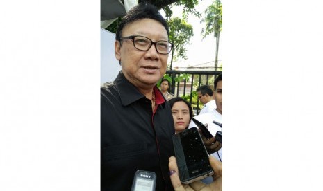 Menteri Dalam Negeri, Tjahjo Kumolo usai mencoblos di TPS 01 Kompleks Menteri Widya Chandra, Kebayoran Baru, Jakarta Selatan, Rabu (15/2). 