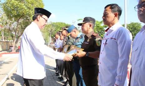 Menteri Dalam Negeri Tjahjo Kumolo usai menjadi inspektur upacara memperingati HUT BNPP ke-8 di Lapangan Atambua, Belu, Rabu (19/9).