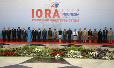 Menteri dan delegasi berfoto dalam Pertemuan Tingkat Menteri Asosiasi Negara Lingkar Samudera Hindia (IORA) di Jakarta, Senin (6/3).