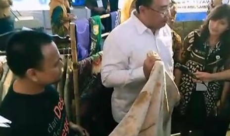 Menteri Desa dan PDTT Eko Putro Sandjojo mengunjungi Stand Bummas ECo J binaan Rumah Zakat dalam Pameran UMKM di UGM Yogyakarta.