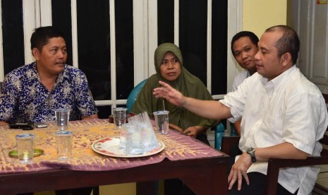 Menteri Desa Marwan Fafar mengunjungi desa Panjunan dan bertemu dengan kades Ahwan di rumah salah satu warga desa.