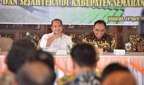 Menteri Desa Marwan Jafar memberikan pengarahan penggunaan dana desa kepada seluruh kepada desa di Kabupaten Semarang, Kamis (14/4)