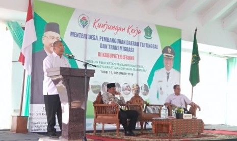 Menteri Desa, PDT, dan Transmigrasi Eko Putro Sandjojo berdialog dengan para kepala desa tentang percepatan pembangunan desa menuju masyarakat mandiri dan sejahtera di Tubei, Lebong, Bengkulu, Rabu (19/12/2018). Dalam kesempatan tersebut, Eko Putro Sandjojo juga menyerahkan bantuan modal usaha ekonomi desa untuk dua desa Rp400 juta, bantuan pengelolaan sepuluh BUMDes senilai Rp500 juta, bantuan program pilot inkubasi inovasi desa pengembangan ekonomi lokal sebesar Rp 3 miliar. 