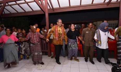 Menteri Desa, PDT, dan Transmigrasi Eko Putro Sandjojo bersama warga transmigran melakukan tarian Tebe, tarian khas masyarakat NTT di UPT Halituku di Kabupaten Belu