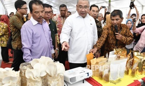 Menteri Desa, PDT, dan Transmigrasi Eko Putro Sandjojo bersama Plt. Gubernur Bengkulu Rohidin Mersyah membuka Festival Pesisir Pantai Panjang, Ekspo Bengkulu, Ekspo BUMDes, dan promosi Pembangunan Kawasan Perdesaan di Sport Center Bengkulu, Jumat (16/11/2018). 