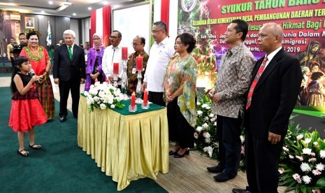 Menteri Desa, PDT, dan Transmigrasi Eko Putro Sandjojo bersama Ibu Riri Sandjojo menghadiri Perayaan Natal 2018 dan Syukur Tahun Baru 2019 di Gedung Kemendes PDTT, Jakarta, Jumat (25/1/2019). Persekutuan Oikumene Kemendes PDTT menggalang dana untuk korban bencana tsunami di Banten pada Perayaan Natal ini.