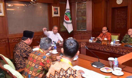 Menteri Desa, PDT dan Transmigrasi Eko Putro Sandjojo menerima audiensi Bupati Lebong H. Rosjonsyah beserta jajaran di Kantor Kementerian Desa, PDT dan Trasnmigrasi. Dalam audiensi ini membahas tentang Prukades yang akan dikembangkan di Kabupaten Lebong.