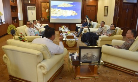 Menteri Desa, PDT dan Transmigrasi Eko Putro Sandjojo menerima Direksi PT. Seger Agro Nusantara di Kantor Kemendes PDTT, Jakarta, Selasa (11/6/2019). Pertemuan ini membicarakan kerjasama pembangunan embung irigasi dan kemitraan BUMDes di perdesaan Kabupaten Sumbawa dan Kabupaten Tojo Una-Una.