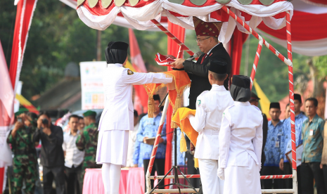 Menteri Desa, PDT dan Transmigrasi, Eko Putro Sandjojo, Selaku Inspektur Upacara dalam peringatan HUT Republik Indonesia yang ke-73 di Lapangan olah raga Desa Bukit Peninjauan Kab. Seluma, Bengkulu, Jumat (17/8).