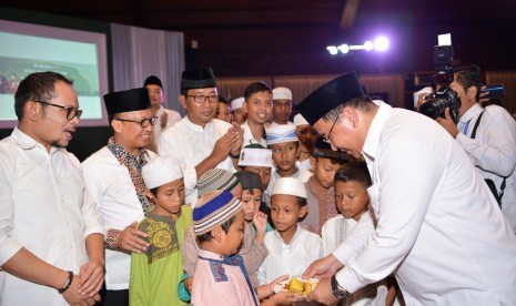 Menteri Desa, PDT dan Transmigrasi Eko Putro Sandjojo serta Menteri Ketenagakerjaan Hanif Dhakiri mengikuti buka puasa bersama pegawai Kemendes PDTT dan anak-anak yatim piatu di Jakarta, Selasa (21/5).