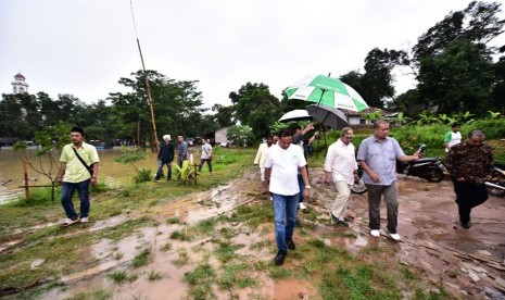 Menteri Desa, PDT dan Transmigrasi, Marwan Jafar berdialog dengan para kepala desa dan meninjau pembuatan turab dan irigasi di Situ Binong, Desa Hegarmukti,  Kabupaten Bekasi, Jawa Barat, Ahad  (14/2).