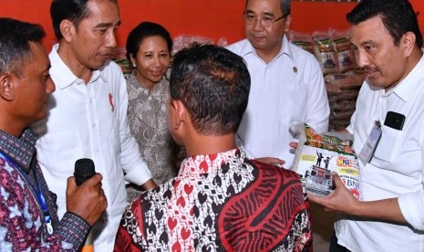 Menteri Desa PDT Eko Putro mendampingi Presiden Joko Widodo dalam peresmian revitalisasi rice mill di Desa Wonosari, Mesuji, Ahad (21/1).