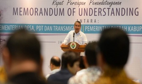 Menteri Desa PDTT Eko Putro Sandjojo ketika rapat persiapan penandatanganan nota kesepahaman (MoU) antara Kementerian Desa PDTT, pemda, dan mitra usaha dalam rangka pengembangan Prukades di Balai Makarti Muktitama, Jakarta Selatan, Rabu (28/2)