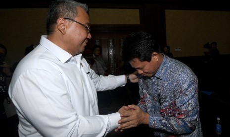 Menteri Desa PDTT Eko Putro Sandjojo (kiri) menyalami mantan Irjen Sugito selaku terdakwa kasus suap auditor BPK terkait pemberian opini Wajar Tanpa Pengecualian (WTP) dalam laporan keuangan Kemendes PDTT 2016 sebelum dimulainya sidang di Pengadilan Tipikor, Jakarta Pusat, Rabu (20/9). 