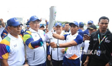 Menteri Desa, PDTT Eko Putro Sandjojo Menerima Penyerahan Obor Asian Games 2018 selanjutnya dibawa berlari untuk di serahkan ke Atlit Pembawa Obor  untuk di bawa ke Bulukumba -Makasar  dan berakhir di Gelora Bung Karno. Sorong (27/7).