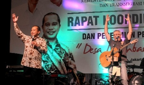 Menteri Desa PDTT Marwan Jafar bersama musisi Iwan Fals di Rakornas Kementerian Desa PDTT di Jakarta, Selasa (31/3). 