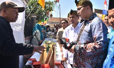 Menteri Desa, Pembangunan Daerah Teringgal dan Tranmigrasi Eko Putro Sandjojo saat meninjau BUMDes, Jumat (12/8).