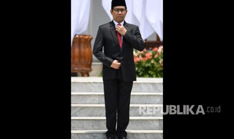 Menteri Desa, Pembangunan Daerah Tertinggal dan Transmigrasi Abdul Halim Iskandar bersiap mengikuti foto bersama seusai pelantikan menteri Kabinet Indonesia Maju di Beranda Istana Merdeka, Jakarta, Rabu (23/10/2019).