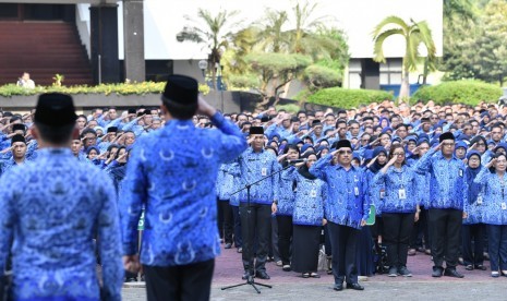 Menteri Desa, Pembangunan Daerah Tertinggal, dan Transmigrasi, Abdul Halim Iskandar meminpin upcara hari pahlawan, Senin (11/11).