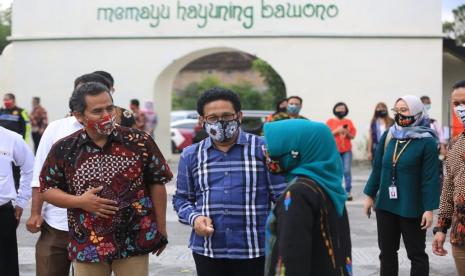 Menteri Desa, Pembangunan Daerah Tertinggal dan Transmigrasi Abdul Halim Iskandar mengajak kepada masyarakat di Yogyakarta menghidupkan kembali desa-desa wisata yang ada di Yogyakarta. Ajakan itu disampaikan saat melakukan kunjungan sekaligus membuka kembali untuk umum Destinasi Wisata Puri Mataram, Desa Tridadi, Kabupaten Sleman, Yogyakarta pada Jumat (10/7). 