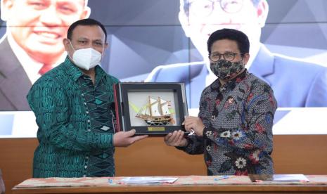 Menteri Desa, Pembangunan Daerah Tertinggal dan Transmigrasi Abdul Halim Iskandar bersama Ketua Komisi Pemberantasan Korupsi (KPK) Firli Bahuri menandatangani Nota Kesepahaman Bersama antara Kemendes PDTT dengan KPK RI tentang Kerjasama dalam Upaya Pemberantasan Tindak Pidana Korupsi di Desa, Daerah Tertinggal dan Transmigrasi, di Kantor Kemendes PDTT pada Selasa (14/7). 