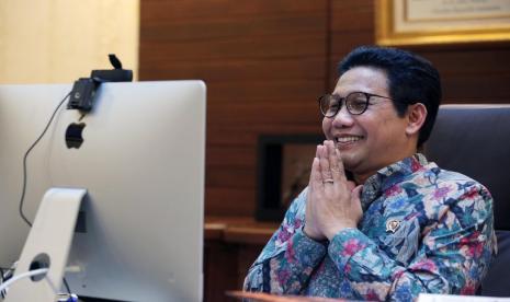 Menteri Desa, Pembangunan Daerah Tertinggal dan Transmigrasi Abdul Halim Iskandar atau yang karib disapa Gus Menteri saat menjadi Narasumber dalam Pertemuan Terbatas dengan Sekretaris Dewan Pertimbangan Presiden yang bertajuk Kebijakan Pembangunan Desa dan Desa Tertinggal di Tengah Pandemi Covid-19, pada Senin, (26/10).