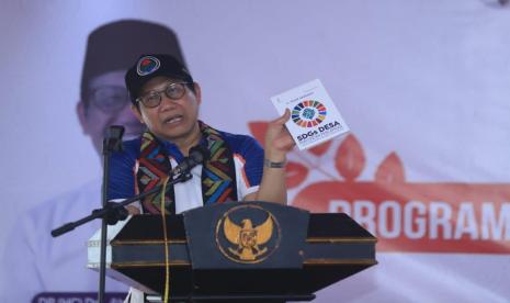 Menteri Desa, Pembangunan Daerah Tertinggal dan Transmigrasi Abdul Halim Iskandar melakukan penanaman perdana Kawasan Perdesaaan Prioritas Nasional Agropolitan di Desa Tekasire Kabupaten Dompu yang diinisiasi oleh PT Pupuk Kaltim.